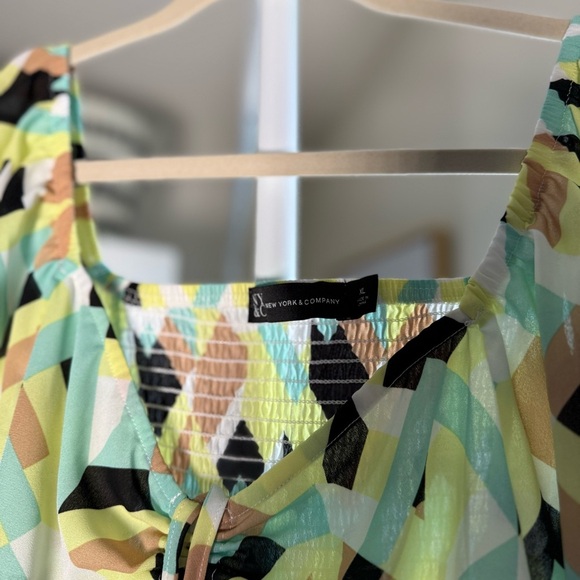 NWOT New York & Company Black and Yellow Pattern Tie Front Blouse Size XL - Picture 3 of 9